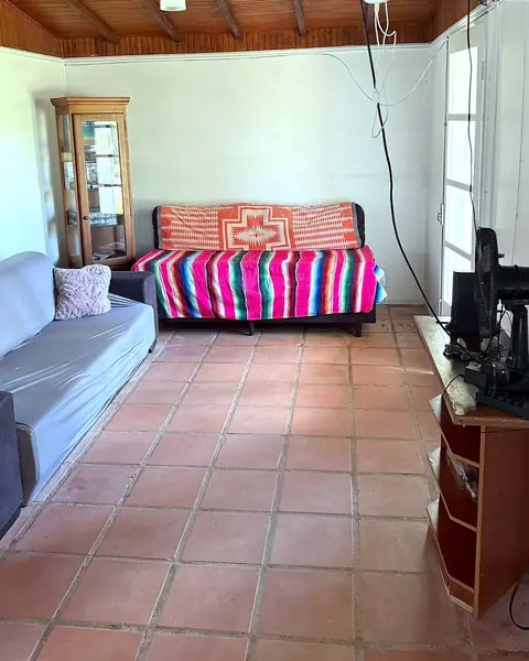 Sala de TV com sofá, sofá-cama e piso de cerâmica